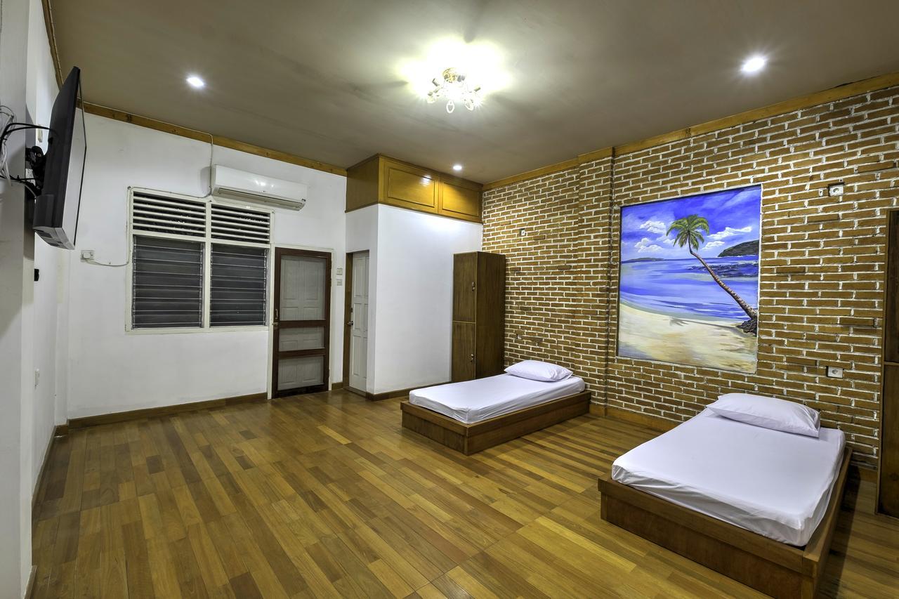Riverside Hostel Padang Buitenkant foto