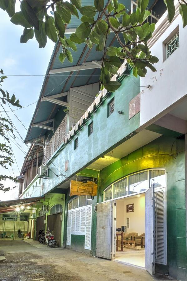Riverside Hostel Padang Buitenkant foto